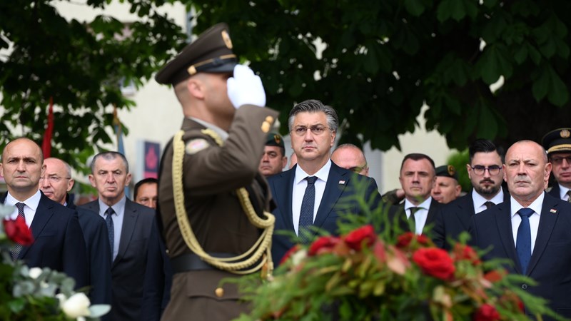 Plenković u Okučanima: Zahvaljujemo onima koji su najviše dali za hrvatsku slobodu